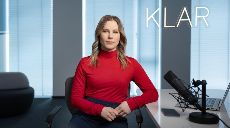 Moderatorin Julia Ruhs präsentiert die BR-Ausgaben des Reportagemagazins „KLAR“. – Bild: BR/​Vera Hutchison-Bird