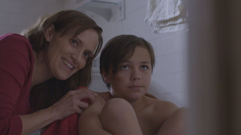 L-R: Marie Witte (Laura Frenzer) und Young Eric Witte (Donny Ness) – Bild: Warner Bros. Discovery
