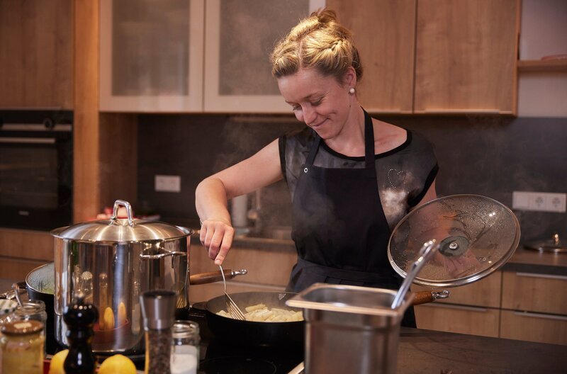 Veronika Röll brät den Spargel für die Hauptspeise an. – Bild: BR/​megaherz gmbh/​Philipp Thurmaier