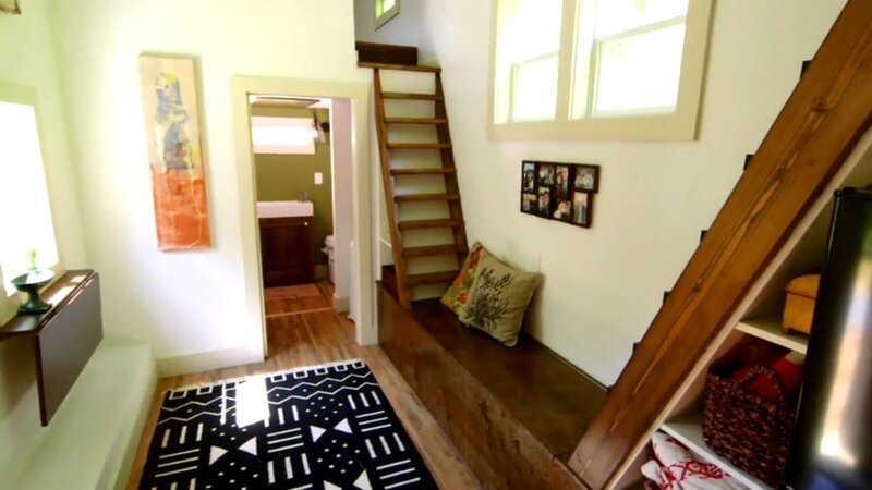 Michelle und Jesse Harris leben in Chattanooga am Lookout Mountain in einem 37 qm großen Gästehaus, wollen jetzt aber in ein Tiny House umziehen. Baumeister John Stone ist mit dem Projekt beauftragt, das innerhalb von drei Monaten fertig sein soll. Die Wohnfläche wird knapp 28 qm betragen und ist genau auf die Bedürfnisse des Paares abgestimmt: eine L-förmige Küche mit einklappbarer Frühstückstheke, ein Mini-Bad mit ausklappbaren Boxen, ein Wohnzimmer mit Treppe zur Schlafempore und viel Stauraum im Fußboden. Nur die Unmengen an Pflanzen, die Botaniker Jesse sammelt, werden ausgelagert und in einem Outdoor-Kühlschrank aufbewahrt. Geplante Kosten: 35.000 Dollar. – Bild: Tanja Bachetzky /​ HGTV