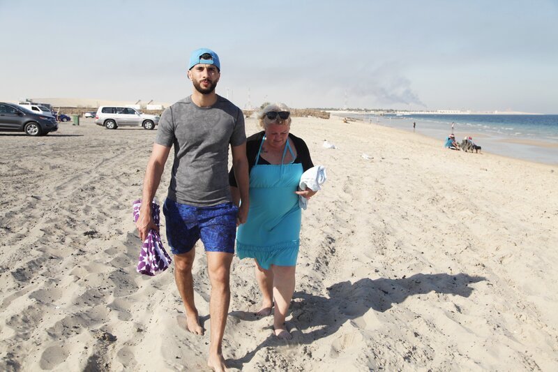 Jenny and Aladin at beach. – Bild: Discovery Channel