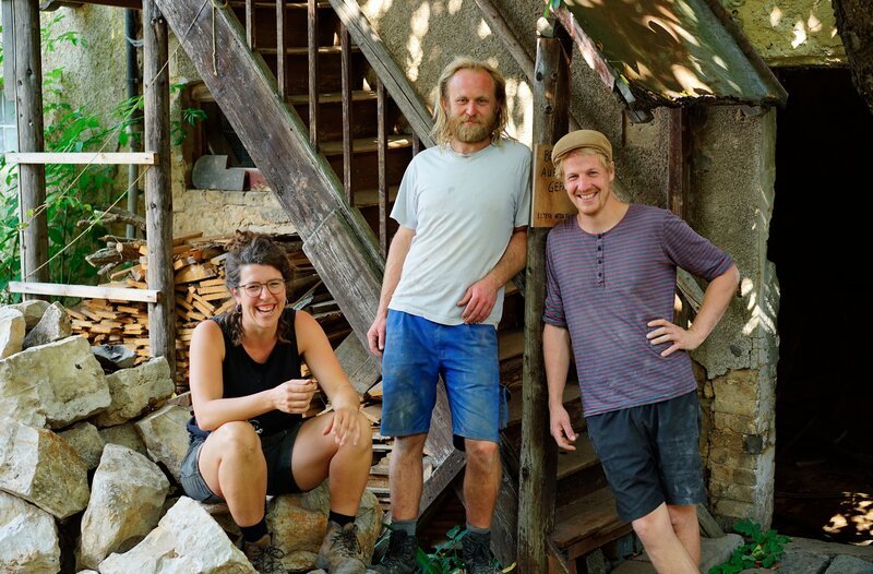Immer noch beste Freunde – Wolfi Fischer, Helen Sonnentag und Lutz Obenauer taten sich mit viel Idealismus vor gut zwei Jahren zusammen, um den alten Hof wieder bewohnbar und lebendig zu machen. – Bild: BR/​Bernhard Wohlfahrter