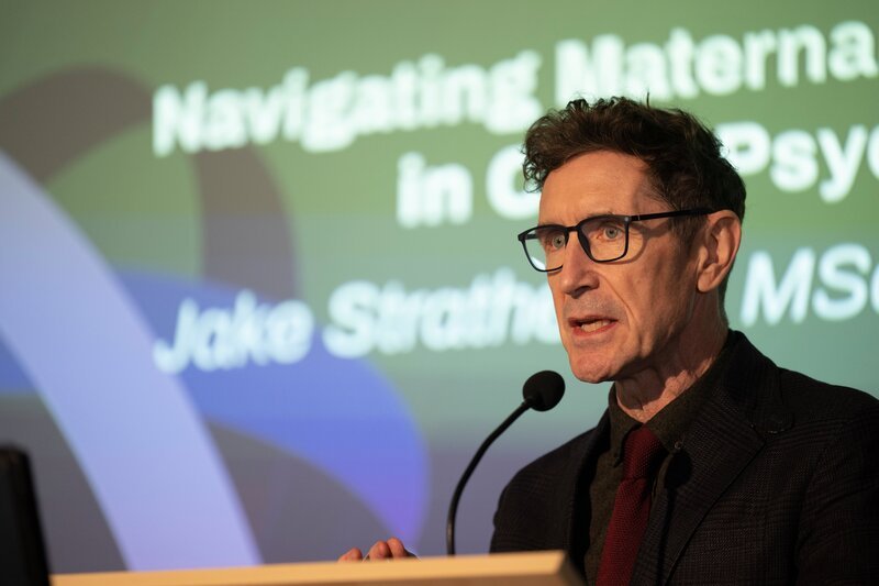 Der Psychotherapeut Dr. Jake Strathearn (Paul McGann), mit dem Annika ein mehr als freundschaftliches Verhältnis verbindet, hält einen Vortrag im Kongresshotel auf Islay. – Bild: Graeme Hunter /​ ZDF