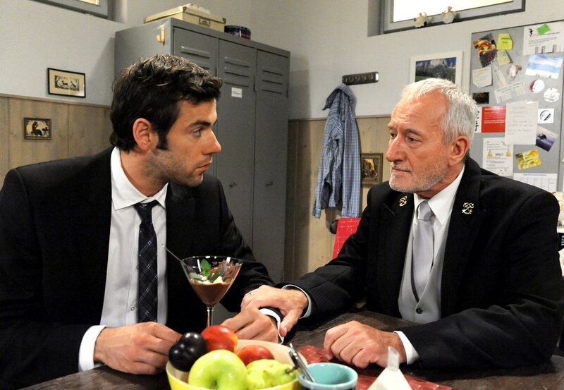 Alfons (Sepp Schauer, r.) überbringt Jacob (Andreas Thiele, l.) die Nachricht vom Tod seiner Schwester. – Bild: ARD/​Ann Paur