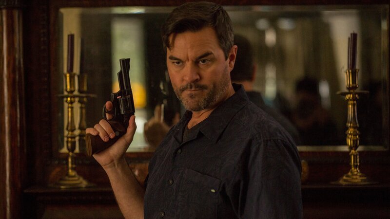 Eric brandishes his gun. – Bild: Discovery Communications