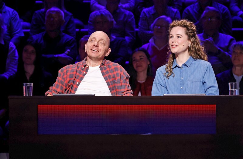 Rateteam-Kapitän Bernhard Hoëcker (l.) und Schauspielerin Klara Deutschmann (r.). – Bild: ARD/​NDR/​UFA SHOW & FACTUAL/​Morris Mac Matzen