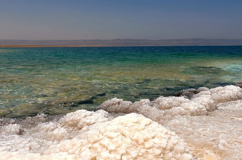 Südlich von Amman liegt das Tote Meer – über 400 Meter unter dem Meeresspiegel. Der Salzgehalt des Wassers beträgt mehr als 30 Prozent. – Bild: Vincent Productions