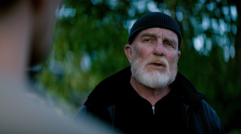 Der Bootstour-Betreiber Rune Kolseth (Even Stormoen) hat etwas zu verbergen. – Bild: ARD Degeto Film/​Viaplay Group/​Cinenord
