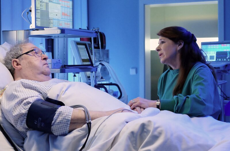 Vera Bader (Claudia Wenzel) weiß, egal ob Sarah Marquardt oder Professor Simoni, die erste Handlung des neuen Gesundheitsdezernenten wird ihre Entlassung sein. Jürgen Strauber (Jaecki Schwarz) hat Vera Bader versprochen, dass sie bleiben kann, doch in seinem Zustand kann er dieses Versprechen schwer halten. Vera muss auf Nummer sicher gehen und schlägt vor einen weiteren Kandidaten für den Posten des Gesundheitsdezernenten zu stellen: Sich selbst. Doch das ist selbst Strauber zu viel. – Bild: MDR/​Saxonia Media Filmproduktion/​Kiss