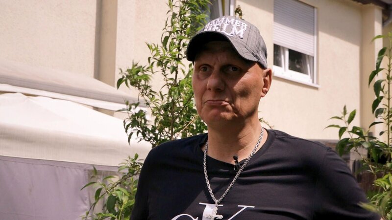 Kiosk-Besitzer und Baracken-Urgestein Jürgen ist vor wenigen Tagen nach schwerer Krankheit verstorben. Das stimmt Elvis nicht nur traurig, sondern auch nachdenklich. – Bild: RTLZWEI