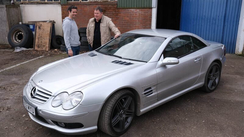 L-R: Elvis and Mike next to a Mercedes SL 55 AMG. – Bild: Discovery, Inc. All Rights Reserved.