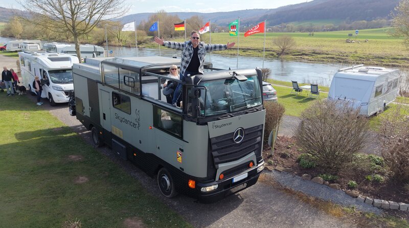 Friso Richter in einem Skydancer Wohnmobil. – Bild: HR/​Lukas Lowack