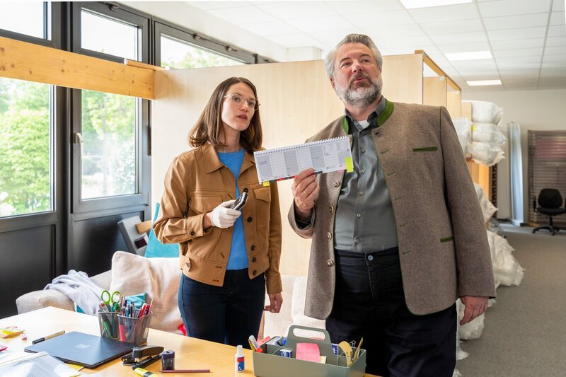 Die Kommissare Beck (Michaela Weingartner, l.) und Stadler (Dieter Fischer, r.) suchen im Büro des Opfers nach einem möglichen Tatmotiv. – Bild: ORF/​ZDF/​Linda Gschwentner