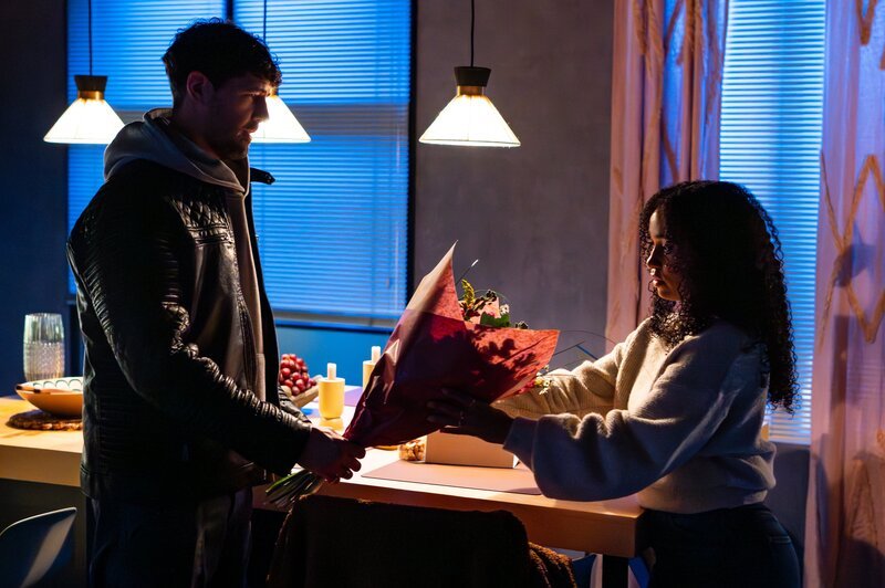 Imani (Féréba Koné) ist geschockt, als sie im Beisein von Mika (Daniel Noah) sein falsches Spiel enttarnt. – Bild: RTL