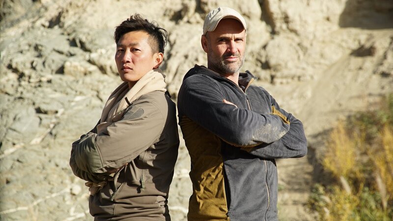 Wu Xin Lei and Ed Stafford posing for the camera. – Bild: Rob Sixsmith /​ International Networks.