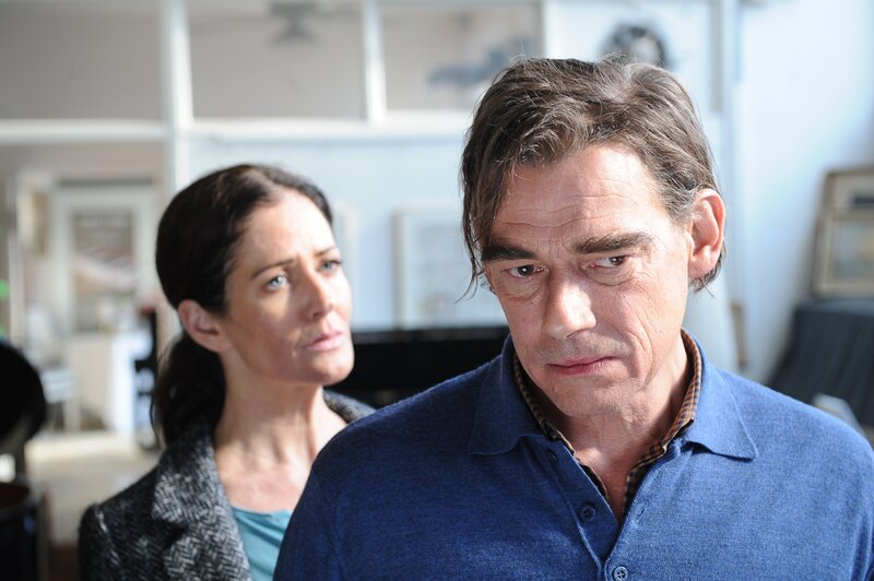 Selma Kirsch (Yve Burbach, l.) ist bei Volker Stach (Martin Feifel, r.) und hat ihm soeben die Nachricht überbracht, dass seine Schwester ermordet wurde. – Bild: ZDF und MARKUS-FENCHEL
