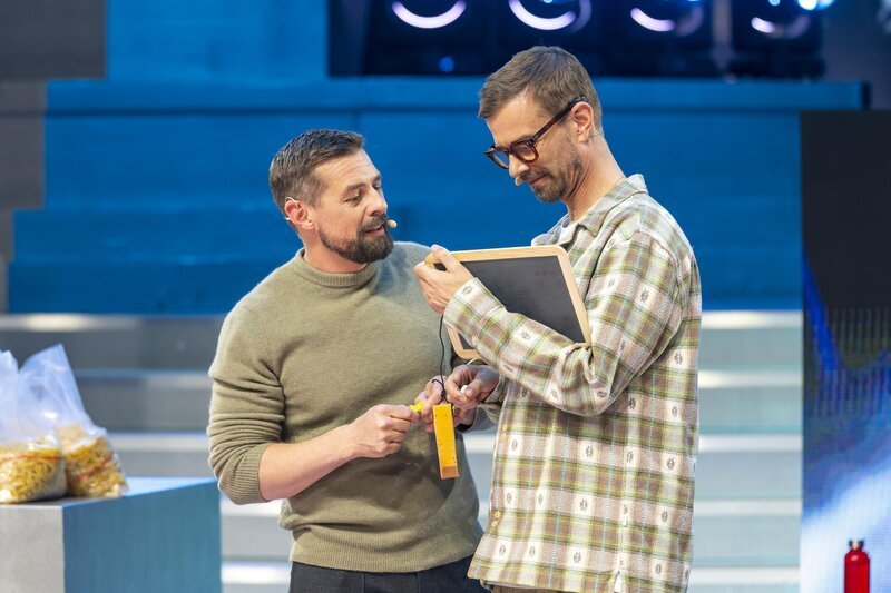 Klaas Heufer-Umlauf (l.); Joko Winterscheidt (r.) – Bild: Joyn /​ Ralf Wilschewski Eigenproduktionsbild frei