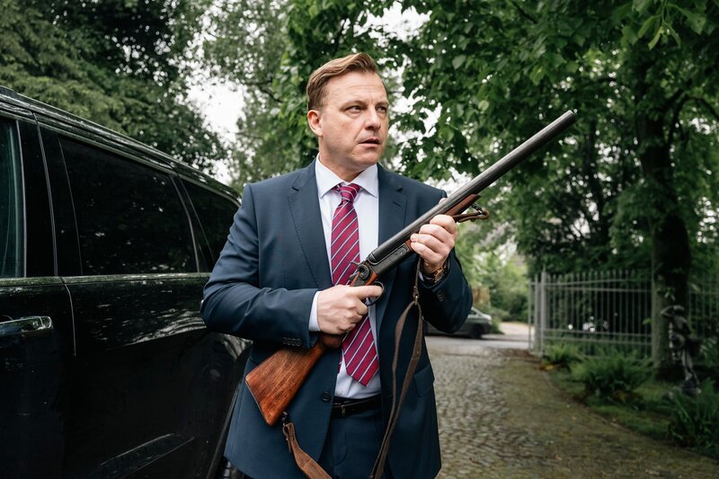 Die Assistentin von Tillmann Küppers (Martin Klempnow) wurde tot in seinem Garten aufgefunden. Als dann plötzlich Unbefugte auf seinem Grundstück sind, bewaffnet er sich. Wird er dem Mörder gegenüberstehen? – Bild: Martin Rottenkolber /​ ZDF
