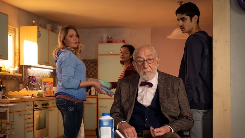 Hintz (Dieter Hallervorden, 2.v.r.) vermisst seine abgebrannte Wohnung und seinen Kirschstreusel zum Frühstück. Afia (Latisha Kohrs, 2.v.l.), Murat (Julius Göze, r.) und Trixie (Alwara Höfels, l.) versuchen, ihn aufzumuntern. – Bild: ZDF