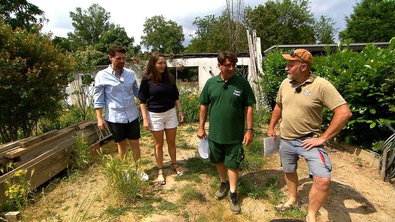 Familie Leisieffer (l.) zeigt den Gartenprofis Frank Riese (2.v.r.) und Frank Dietl (r.)den Garten. – Bild: Gunther Weber