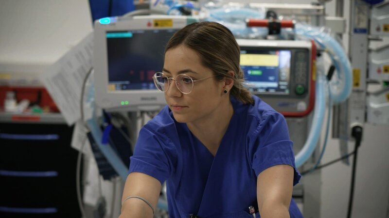 Eine Dame in einem Krankenhaus – Bild: Warner Bros. Discovery