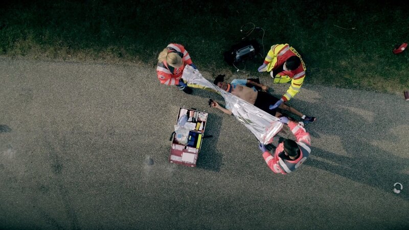 Jede Rettung kommt zu spät. Noch gibt es offene Fragen: Von welcher Seite wurde der Fußgänger angefahren? Machte er einen Fehler? Oder ist der Fahrer Schuld an dem Unfall? Welche Verletzung führte zum Tod? – Bild: ZDF und Olaf Bitterfeld.