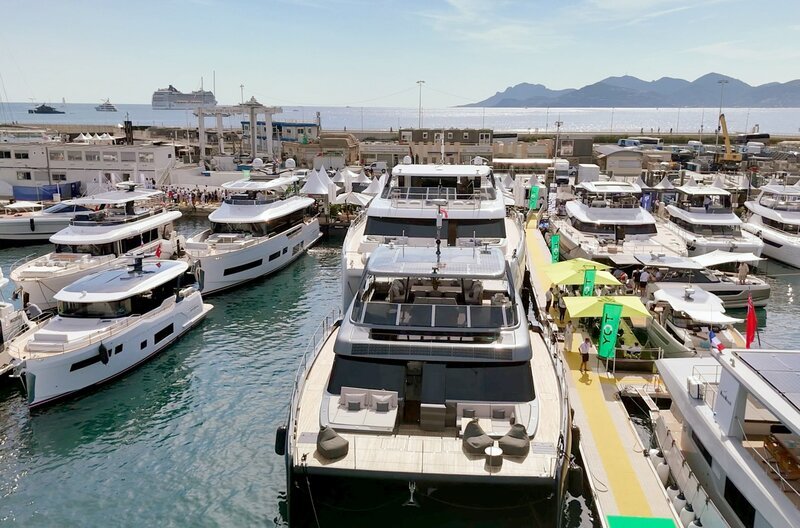 Auf der Jachtmesse in Cannes wird Nachhaltigkeit vermarktet, doch Wasserstoff-, Hybrid- und Elektroantriebe bleiben noch Nischenprodukte. – Bild: eco.doc