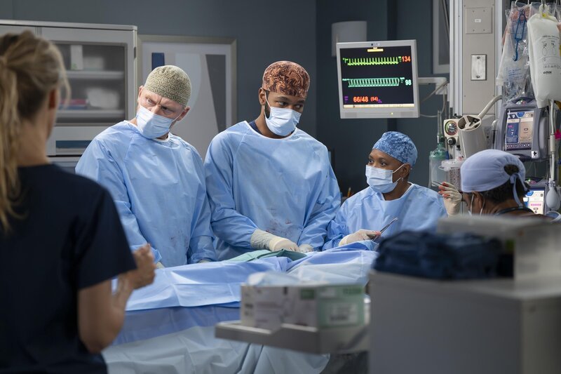 GREY’S ANATOMY – „Only the Strong Survive“ – After the catastrophic hospital explosion, Grey Sloan’s staff scrambles to save not only their patients’ lives but also their own. Confronted with impossible surgical decisions and emotional turmoil, they fight to preserve life amid devastation. KEVIN MCKIDD, ANTHONY HILL, CHANDRA WILSON – Bild: Disney /​ Anne Marie Fox