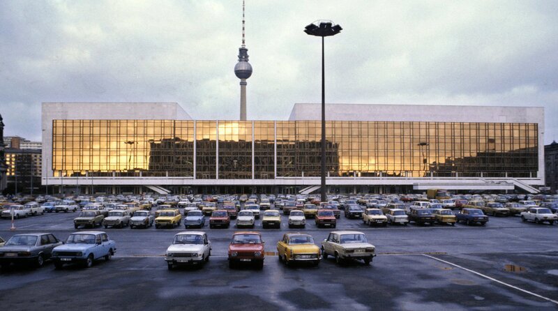 Palast der Republik und Marx-Engels-Platz 1989 – Bild: rbb/​picture alliance/​SZ Photo/​Hans Peter Stiebing