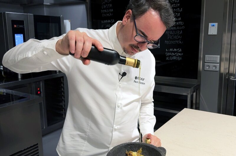 Küchenchef Paco Morales verrät die Geheimnisse des geschichtsträchtigen Rezepts. – Bild: Elephant Doc