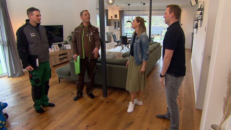 Familie Sonnborn begrüßt die Gartenprofis Rene Pütz und Dennis Thiele in Ihrem Wohnzimmer. – Bild: ZDF