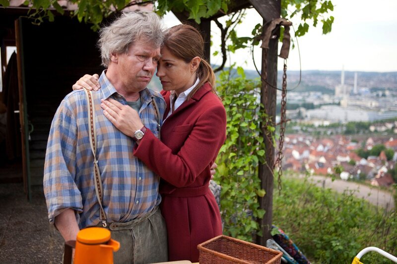 Einsfestival TATORT: SCHERBENHAUFEN, Fernsehfilm Deutschland, Buch: Eva Zahn und Volker A. Zahn, Regie: Johannes Grieser. Rudolf Bischoff (Bernd Tauber) leidet an Depressionen, seit er als Produktionsleiter der Firma Imberger gefeuert wurde. Und er nimmt seiner Tochter Pia (Ulrike C. Tscharre) übel, dass sie weiterhin bei dieser Firma arbeitet. Doch Pia braucht den Job, nicht zuletzt um die Behandlungskosten für ihren Vater bezahlen zu können. – Bild: SWR/​Sabine Hackenberg
