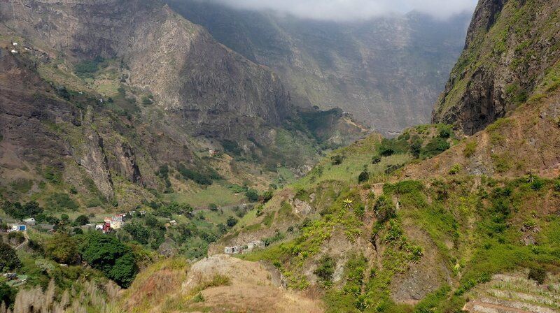 Das Paul-Tal auf der Kapverden-Insel Santo Antão ist mit seinen steilen Wegen ist ein Paradies für Wanderer aus der ganzen Welt. – Bild: Phoenix/​ZDF/​Julien Bur