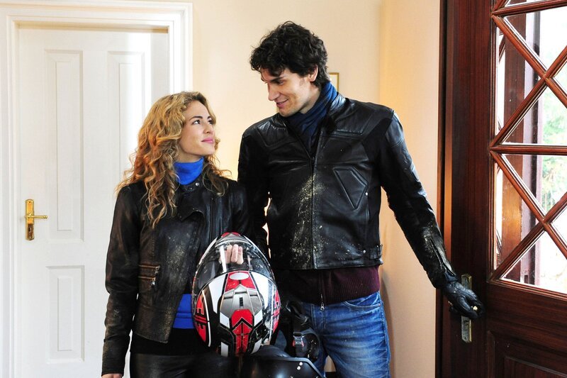 Kristin (Nina Schmieder, l.) und Moritz (Daniel Fünffrock, r.) freuen sich auf eine gemeinsame Motorradtour. – Bild: ARD/​Ann Paur