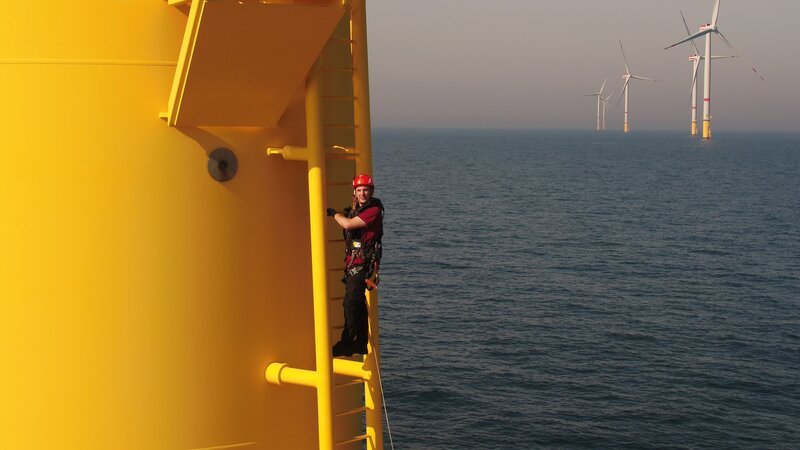 Wie repariert oder wartet man ein Windrad in der stürmischen Nordsee? „PUR+“-Moderator Eric Mayer darf – nach erfolgreichem Absolvieren eines knallharten Überlebenstrainings – rein in den Offshore-Windpark und rauf aufs Windrad. – Bild: ZDF/​Eva Werdich