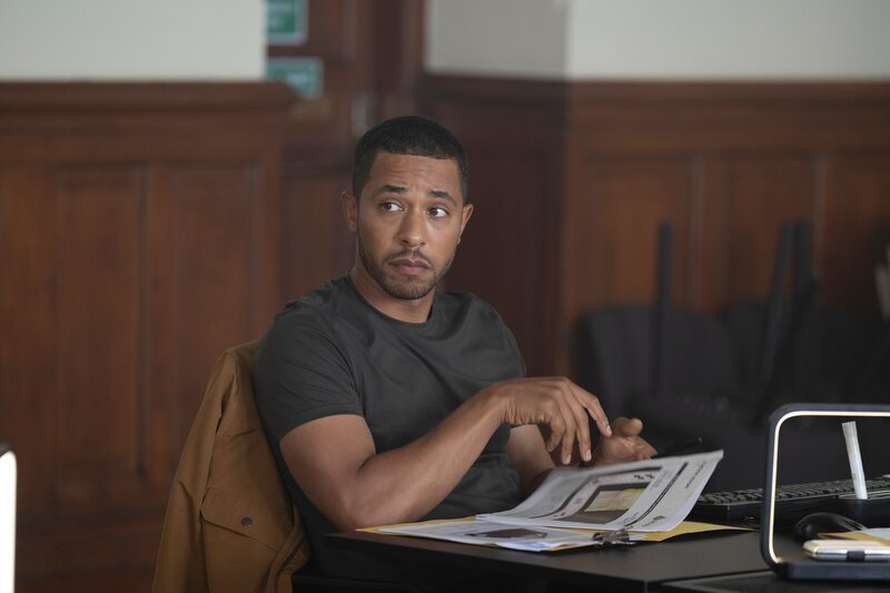 Der Abschied von DS Tyrone Clarke (Ukweli Roach) aus Annikas Team zeichnet sich ab. Er hat sich auf eine andere Stelle beworben. – Bild: ZDF und Graeme Hunter