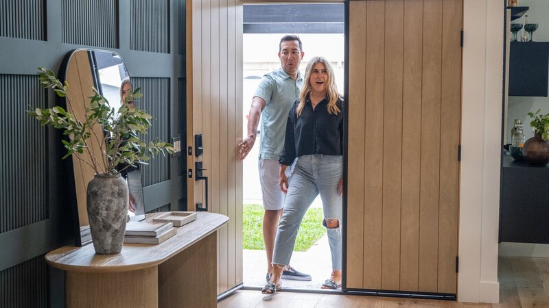 Homeowners Tim and Paige Cota react to seeing their new home for the first time, as seen on Help! I Wrecked My House, Season 4. – Bild: Warner Bros. Discovery
