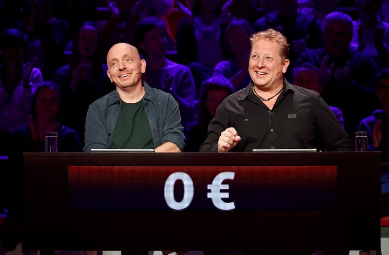 Rateteam-Kapitän Bernhard Hoëcker (l.) mit dem Musiker Stefan Pössnicker (r.), Mitglied des Schlager-Duos „Die Schlagerpiloten“. – Bild: ARD/​Morris Mac Matzen