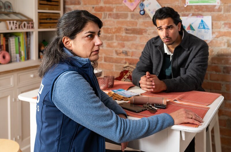 Samir Amari (Skandar Amini) berichtet unterdessen Özge Sanders (Javeh Asefdjah) vom Tod ihres Mannes. Sie arbeitet ebenfalls in der Lagerlogistik und wusste, unter was für einem Stress ihr Mann stand. Aber er wollte etwas ändern. – Bild: Britta Krehl /​ ZDF