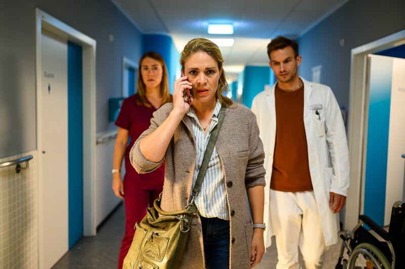 Von links: Betty Hertz (Henrike Hahn), Roberta Kühne (Jelena Mitschke) und Dr. Paul Eckart (Florian Frowein) – Bild: Julia Feldhagen /​ ZDF