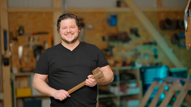 Tischler Martin Biegmann nimmt an der Challenge teil, um die Auszeichnung „Regionalheld der Woche“ zu gewinnen und die beste Futterstation für Hund Drago zu bauen. – Bild: WDR/​Brot&Butter ENTERTAINMENT GmbH & Co. KG