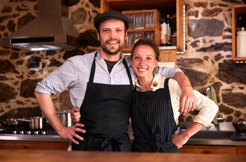 Julia Hausladen mit Küchenhilfe und Schwager Lorenz Hausladen. – Bild: BR/​megaherz gmbh/​Philipp Thurmaier