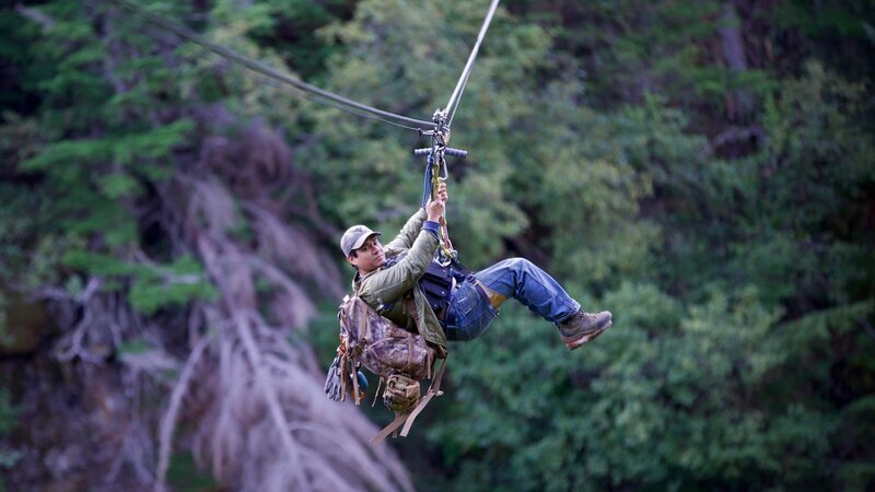 Carlos crossing the zip line. – Bild: Discovery, Inc.