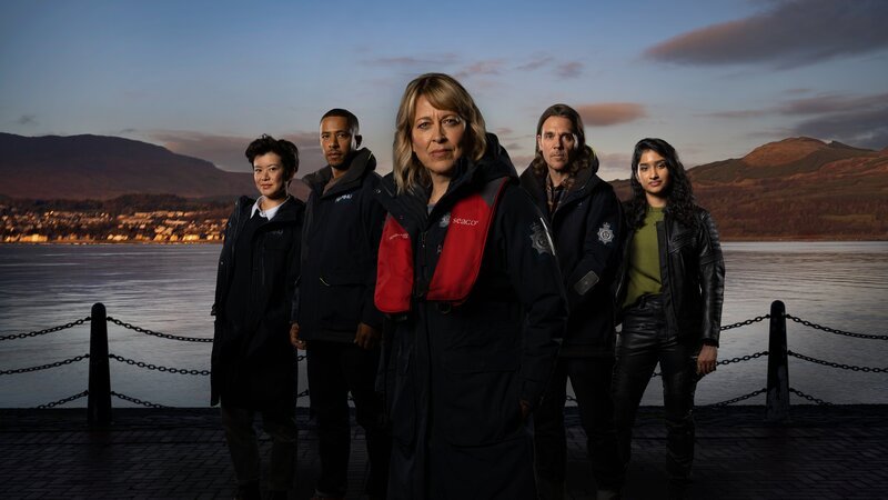 Von links: DC Blair Ferguson (Katie Leung), DS Tyrone Clarke (Ukweli Roach), DI Annika Strandhed (Nicola Walker), DS Michael McAndrews (Jamie Sives) und DC Harper Weston (Varada Sethu) arbeiten für die Marine-Mordkommission der schottischen Polizei. – Bild: UKTV, ZDF