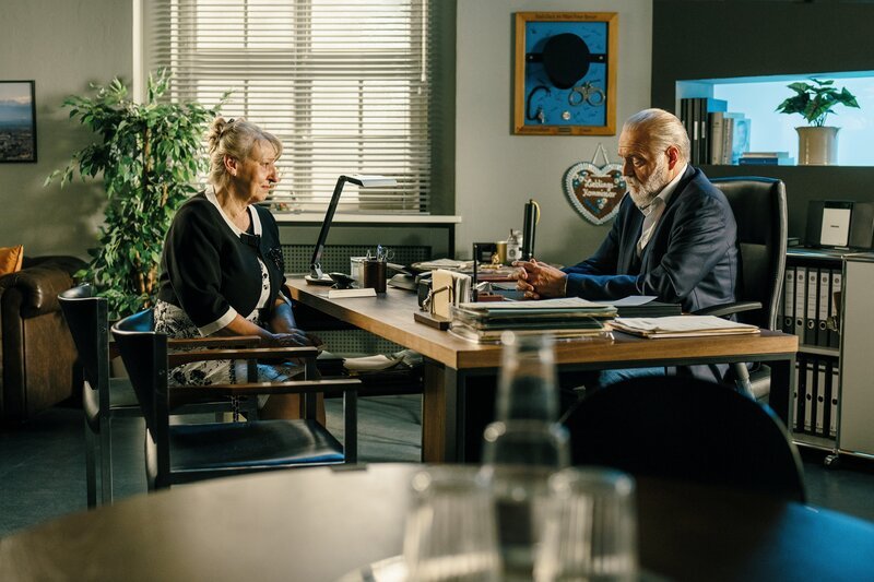 Die verzweifelte Gundula Stangassinger (Johanna Bittenbinder, l.) versucht Richard Voss (Jan-Gregor Kremp, r.) so gut es geht zu helfen den Mörder ihres Ziehsohnes zu finden. – Bild: Hendrik Heiden /​ ZDF und ZDF/​ Erika Hauri