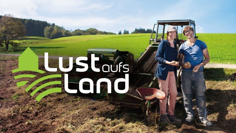 Key Visual Sendereihenbild mit Typo zu „Lust aufs Land – Bayerische Hofgeschichten“ der Staffel 5 – Biohof Samenfink & Obergrashof. Die Reihe erzählt von den Ideen, Zielen und Träumen bayerischer Landwirtinnen und Landwirte, aber auch von den Herausforderungen, die sie meistern müssen, um ihre Betriebe erfolgreich in die Zukunft zu führen. – Bild: Christoph Schimmelpfennig /​ BR /​ isarflimmern fernsehproduktion GmbH /​ cutflow GmbH