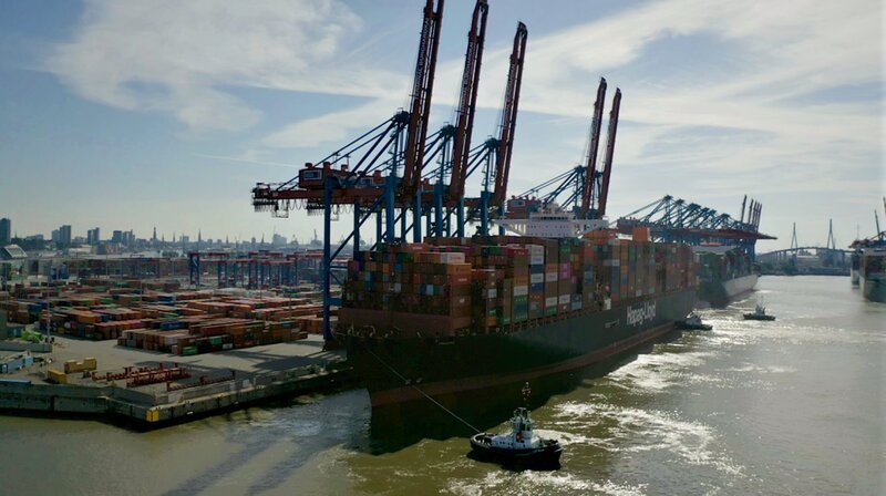 Geballte Kraft: Schlepper drücken die 400 m lange Tihama an die Pier – Bild: NDR/​miramedia