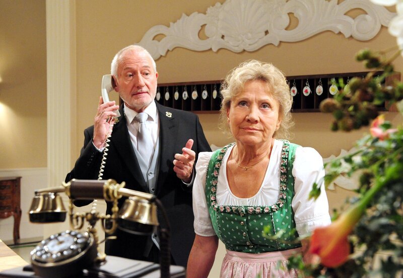 Hildegard (Antje Hagen, r.) ist enttäuscht – Alfons (Sepp Schauer, l.) verrät Marie aus Versehen vom Überraschungsbesuch. – Bild: ARD/​Ann Paur