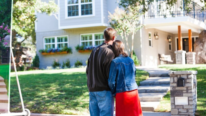 Homeowners, Genny and Russ Davis see their new home for the first time, as seen on Fixer Upper. (action) – Bild: Larsen & Talbert Photography /​ HGTV /​ Scripps