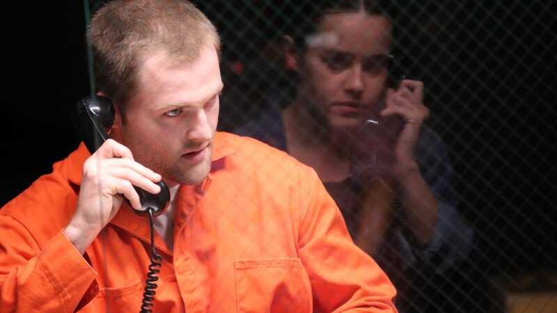 Adult Jesse (actor James M. Reilly) in jail talking to adult Amy (actor Katie Lewis). – Bild: Discovery Communications, LLC